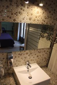 y baño con lavabo y espejo. en Hostal La Ribera del Júcar, en Cuenca