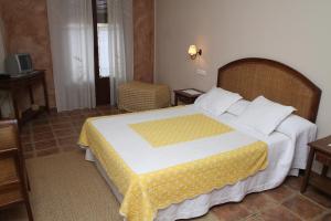 A bed or beds in a room at Hotel Sierra Quilama