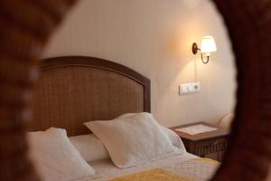 A bed or beds in a room at Hotel Sierra Quilama
