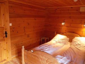 1 dormitorio con 1 cama en una cabaña de madera en Mo Gardsferie-Pers Frukthage, en Øystese