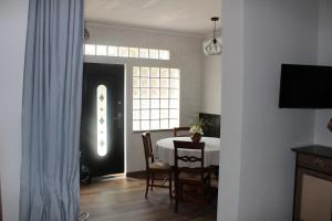 een eetkamer met een tafel en stoelen en een raam bij Suite Casello 8 in Campagna Lupia