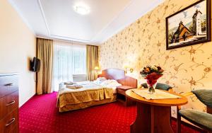 Łóżko lub łóżka w pokoju w obiekcie Karkonoski SPA - Bufet mini All Inclusive gratis!