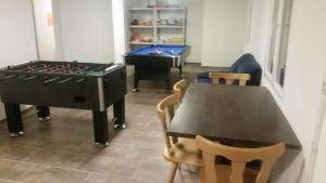グレヘンにあるChalet Mutzのリビングルーム(テーブル2台、ゲームテーブル付)