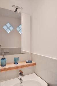 een badkamer met een wastafel en een spiegel bij Iris Amalfi Dreams in Minori