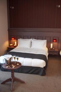 Een bed of bedden in een kamer bij Rodopi Hotel