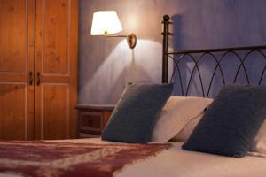 A bed or beds in a room at Hotel Sierra Quilama