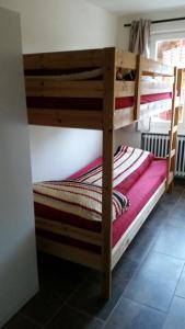 グレヘンにあるChalet Mutzの二段ベッド2組が備わる客室です。