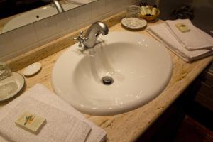 A bathroom at Hotel Sierra Quilama
