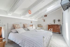 una camera da letto con un letto a righe di Addicted to Paradise b&b a Trieste