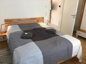 ein Bett mit zwei Säcken darüber in der Unterkunft Ferienwohnung Kröpelin in Kröpelin