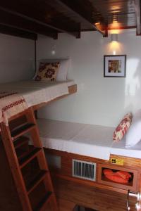 Katil dua tingkat atau katil-katil dua tingkat dalam bilik di MV Desafio