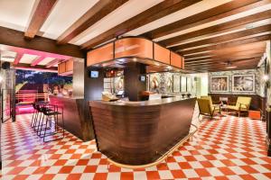 a bar in a restaurant with a checkered floor at Cubanito Ibiza in San Antonio