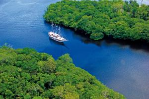 uma vista aérea de um barco no meio de um rio em MV Desafio em Manaus