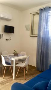 Televízia a/alebo spoločenská miestnosť v ubytovaní Baglio Reale Apartments