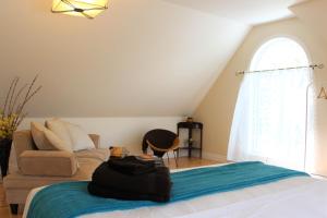 Un pat sau paturi într-o cameră la La Maison Jaune D'Eastman