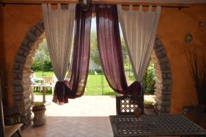 un arco en una casa con cortinas y un patio en La Culla Dei Castelli Romani, en Velletri