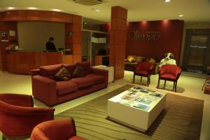 Khu vực ghế ngồi tại Olimpo Hotel & Suites
