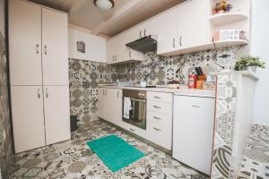 Kuchyň nebo kuchyňský kout v ubytování Studio Apartman Ikarka + 24 fotografií