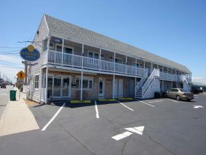 ein Gebäude mit einem Parkplatz davor in der Unterkunft Marguerite Motel in Hampton