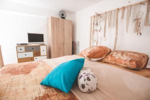 Postel nebo postele na pokoji v ubytování Studio Apartman Ikarka