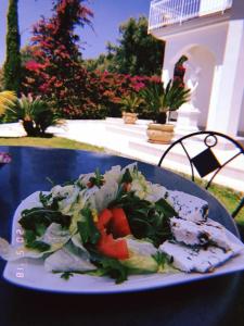 un plato de comida con una ensalada en una mesa en Il Paradiso Di Hyele, en Ascea