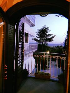 una puerta abierta a un balcón con vistas al agua en Il Paradiso Di Hyele, en Ascea