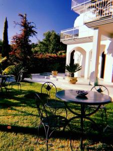 una mesa y sillas en el patio de una casa en Il Paradiso Di Hyele, en Ascea