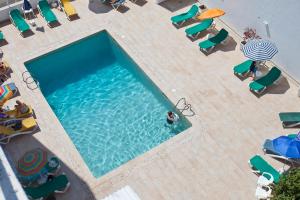 una vista aérea de una piscina con sillas y sombrillas en Galaxia Boutique Hotel, en Can Picafort