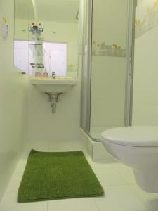 Et badeværelse på Golden Family Apartments