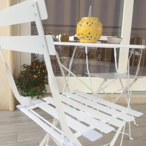 a white chair sitting next to a table at A Puttata ri Manu in Pozzallo