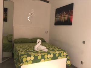 a bedroom with a bed with a swan on it at Centro Delicias 01 in Madrid