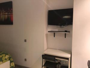 マドリードにあるCentro Delicias 01の壁にテレビが付いた部屋のコーナー