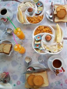 uma mesa com pratos de comida e chávenas de café em Sun City em Kato Daratso