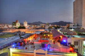 Blick auf die Stadt in der Nacht in der Unterkunft La Brisa Loca Hostel in Santa Marta