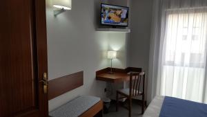 A television and/or entertainment centre at Hotel Zabala