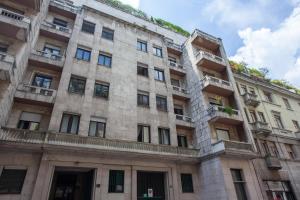 ein großes Gebäude mit Fenstern und Balkonen darauf in der Unterkunft IMHOME - Fontana in Mailand