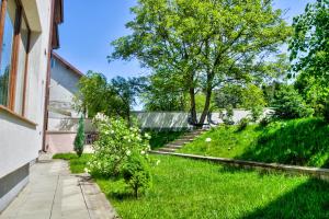 um jardim com escadas que levam até um edifício em Studio ApartCity em Brasov