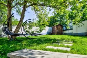 ブラショヴにあるStudio ApartCityの柵の横の芝生の公園ベンチ