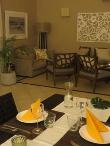 - un salon avec une table et des serviettes jaunes dans l'établissement Villa Kreola, à Grand Gaube