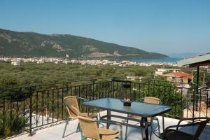 Ein Tisch und Stühle auf einem Balkon mit Aussicht in der Unterkunft Mpezas Studios in Igoumenitsa