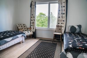 1 Schlafzimmer mit 2 Betten und einem Fenster in der Unterkunft Aavikunurga Guesthouse in Kõiguste