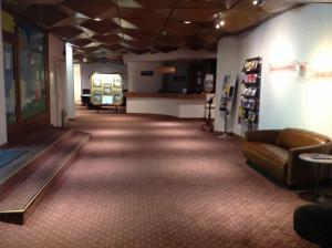 un largo pasillo con un sofá en una tienda en Route du Village 5 Residence Panorama, en Villars-sur-Ollon