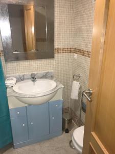 Ett badrum på New ! Manilva Playa SPA Resort 2/2 sea view apartment