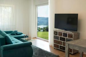 TV a/nebo společenská místnost v ubytování Lake View Apartments