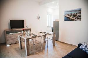 Televízia a/alebo spoločenská miestnosť v ubytovaní Francesco B&B - Torre Canne