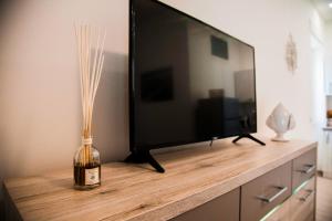 Televízia a/alebo spoločenská miestnosť v ubytovaní Francesco B&B - Torre Canne