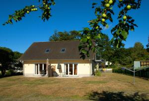 ein weißes Haus mit braunem Dach in der Unterkunft Sonnenhus - Rügen in Ostseebad Sellin