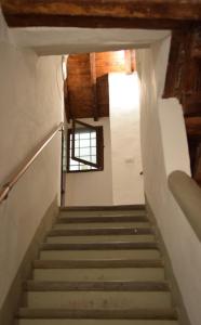 - un escalier dans un bâtiment ancien avec une fenêtre dans l'établissement Calzaiuoli luxury and characteristic apartment, à Florence