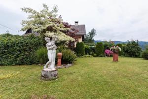 Eine Statue eines Hasen auf einem Baumstumpf im Hof in der Unterkunft Apartma Spaans in Radovljica