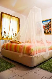ein Bett mit einem Schleier darauf in einem Zimmer in der Unterkunft Casa Vacanze Zia Vivina in Sorico